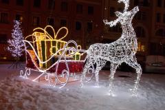 новогодняя-фотозона-олень-и-сани
