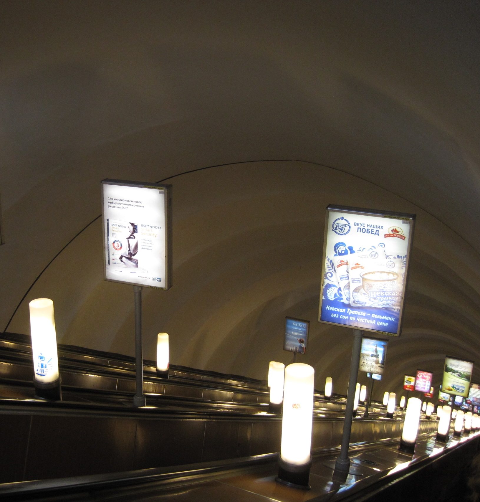 Световая реклама в метро