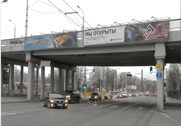 Реклама на мосту Проспект Независимости