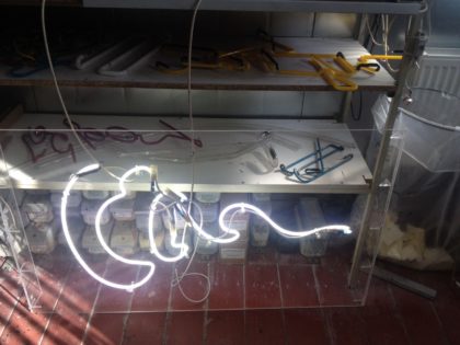 Неоновая вывеска